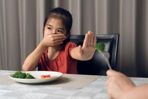 Trẻ ít uống nước mùa lạnh: đường ruột 'than khát', miễn dịch suy giảm