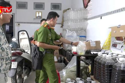 Bên trong cơ sở sản xuất nước mắm, nước giặt giả thương hiệu làm từ… hóa chất