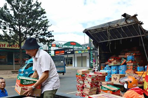 Lâm Đồng: Hơn 6 tấn rau xanh và 10 tấn gạo ủng hộ bà con vùng lũ lụt các tỉnh miền Trung