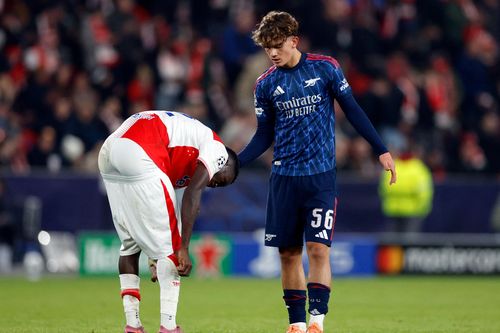 Thần đồng Arsenal đi vào lịch sử Champions League