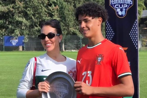 Con trai Ronaldo vô địch giải trẻ