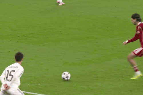 Quyết định gây phẫn nộ trong ngày Real Madrid bại trận