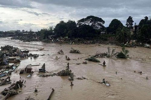 Đường phố ngập, nhà cửa tan hoang sau bão Kalmaegi ở Philippines