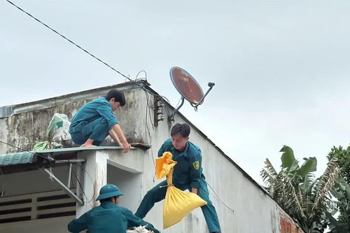 Người dân Quảng Ngãi hối hả gia cố nhà cửa trước giờ bão số 13 đổ bộ