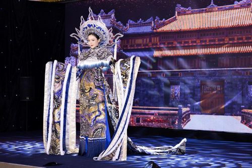 Hoa hậu Kiều Duy mang trang phục dân tộc 'Cửu Long Ẩn Vân' đến Miss International 2025