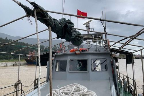 Tàu Biên phòng hỗ trợ đưa bệnh nhân từ xã đảo Tân Hiệp vào đất liền cấp cứu
