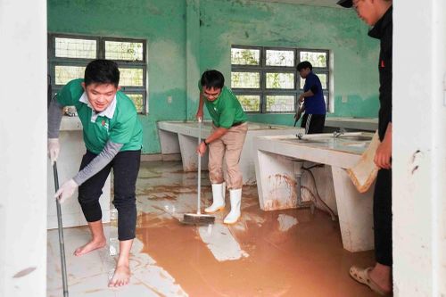 Giữa mưa lũ, những bàn tay trẻ thắp lên ánh sáng yêu thương