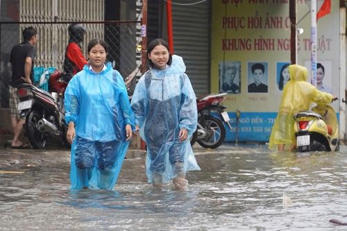 Khánh Hòa: Cho học sinh nghỉ 2 ngày để tránh bão Kalmaegi