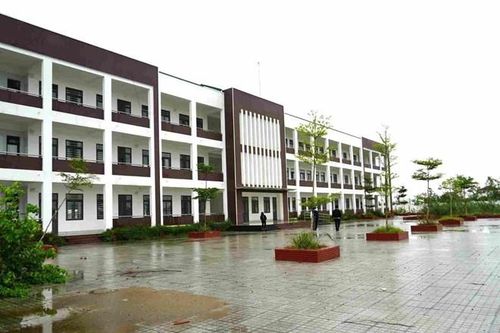 Trường cũ xuống cấp, trường mới hơn 23 tỉ đồng vẫn 'cửa đóng then cài'
