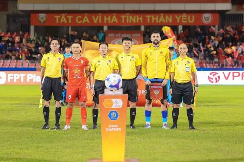 Tin nóng bóng đá Việt Nam hôm nay 5/11: Huỳnh Như ghi bàn vào lưới đội tuyển Việt Nam; Trọng tài ngăn cầu thủ HAGL cắn lưỡi