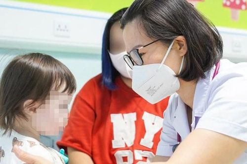 Bé gái 14 tháng tuổi quốc tịch Úc về Việt Nam cai ống thông dạ dày thành công