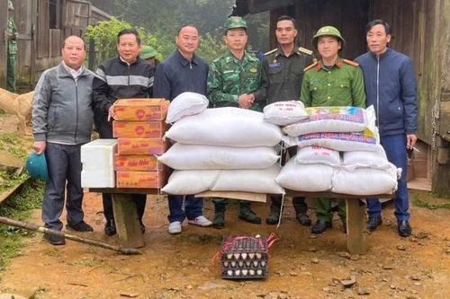 Hỗ trợ lương thực cho lực lượng bảo vệ biên giới nước bạn Lào bị cô lập do mưa lũ