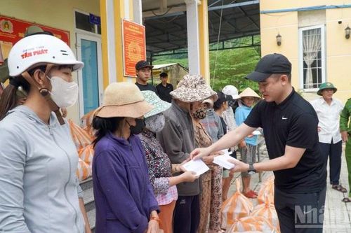 Đồng hành cùng người dân vùng rốn lũ Đà Nẵng