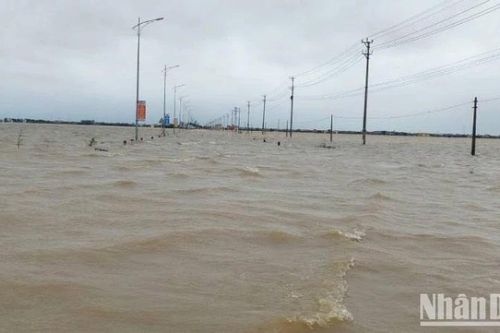 Quảng Trị: 7 giờ đồng hồ, nước lũ sông Kiến Giang chỉ rút được hơn 20cm