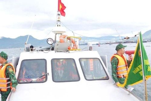Biên phòng Khánh Hòa hỗ trợ ngư dân ứng phó với bão số 13