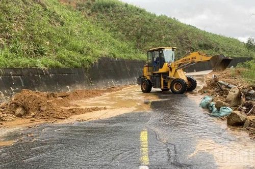 Thành phố Huế: Giữ tuyến huyết mạch trong mưa bão