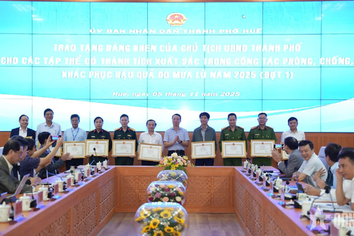 TP Huế khen thưởng các tập thể có thành tích trong công tác khắc phục hậu quả mưa lũ