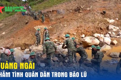 Quảng Ngãi: Thắm tình quân dân trong bão lũ