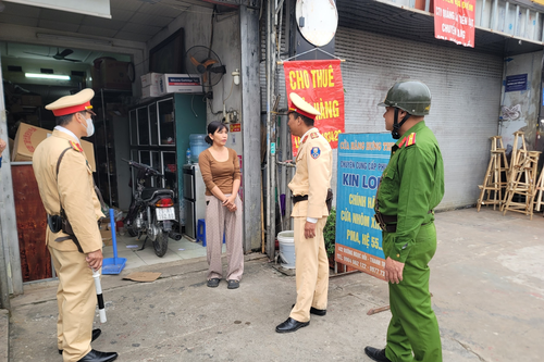 Cảnh sát giao thông Hà Nội tăng cường bảo đảm an toàn giao thông trên tuyến đường sắt Bắc - Nam