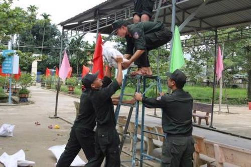 CSCĐ Nam Trung Bộ giúp người dân Quảng Ngãi chằng chống nhà cửa