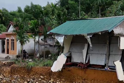 Tan hoang bên thác Trượt