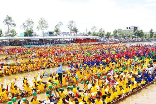 Thú vị công việc bình luận viên đua ghe Ngo