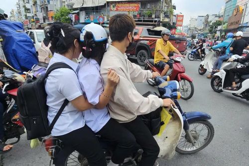 Nỗi lo học sinh chưa đủ tuổi cầm lái