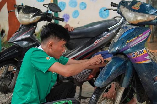 Sinh viên về vùng lũ cứu hộ xe máy ngập lụt