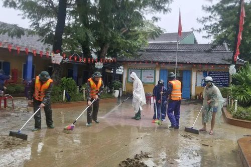 Quân đội sửa xe miễn phí cho sinh viên, giúp dân dọn lũ
