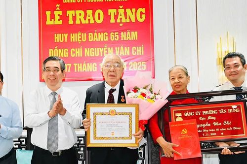 Lãnh đạo Thành ủy TPHCM trao tặng Huy hiệu 65 năm tuổi Đảng đến đồng chí Nguyễn Văn Chí