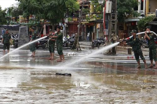 Huy động hàng trăm cán bộ, chiến sĩ giúp dân dọn dẹp ở Hội An sau lũ