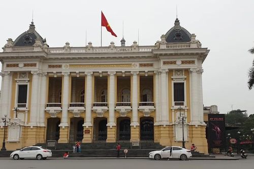 Kể câu chuyện của nhà hát trăm năm bằng ánh sáng