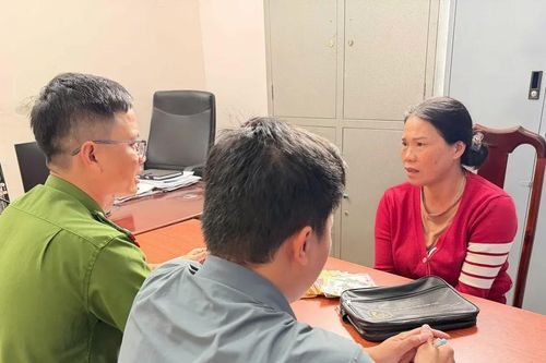 Đắk Lắk: Bắt người phụ nữ cướp giỏ xách của cụ ông bán vé số