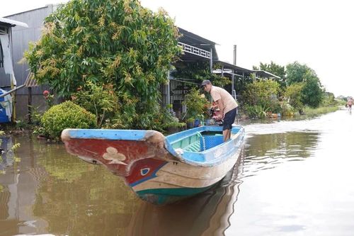 Hơn 160 hộ dân ở Cà Mau phải dùng xuồng, ghe đi lại giữa khu dân cư
