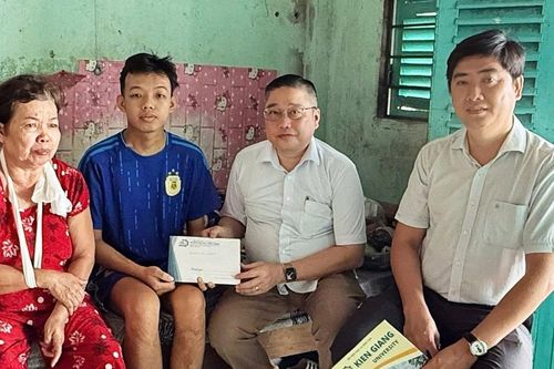 Trường Đại học Kiên Giang thăm hỏi, hỗ trợ sinh viên mắc bệnh hiểm nghèo