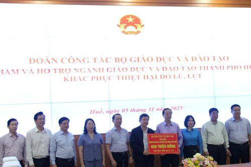 Bộ GD&ĐT trao hỗ trợ ngành Giáo dục TP Huế gần 1 tỷ đồng khắc phục lũ lụt