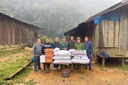 Hỗ trợ lương thực cho lực lượng bảo vệ biên giới Lào bị cô lập do mưa lũ