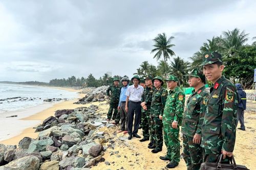 Quân khu 5 kiểm tra, chỉ đạo ứng phó bão số 13 tại địa bàn Đồn Biên phòng An Hải