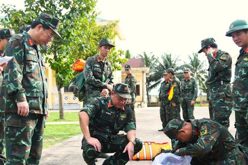 Quân khu 5 'cắm chốt' ở Quảng Ngãi, chủ động ứng phó bão Kalmaegi