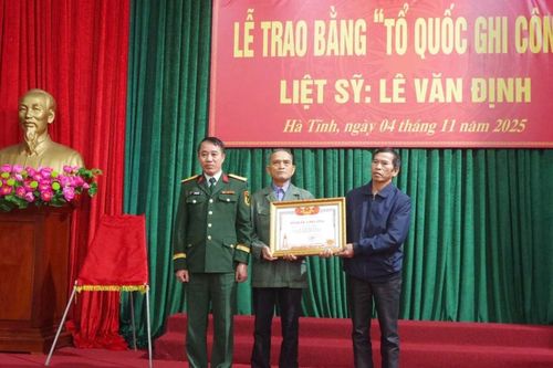 Trao Bằng 'Tổ quốc ghi công' cho thân nhân liệt sĩ sau nhiều năm chờ đợi