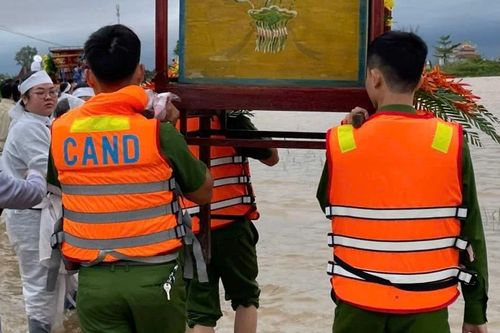 Mưa lũ làm 16 người thương vong, Quảng Trị khẩn trương ứng phó bão số 13