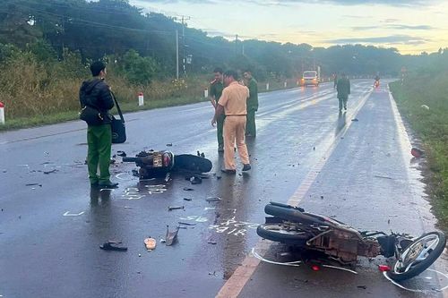 Hai xe máy va chạm mạnh, 4 người thương vong