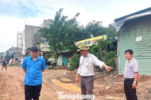 Chỉ đạo khẩn vụ học sinh phải lội bùn đến trường mỗi ngày ở TPHCM