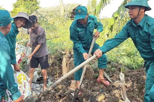 Tây Ninh 'chạy đua' với lũ và triều cường bảo vệ hàng nghìn hecta lúa, cây ăn trái