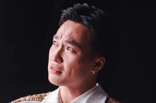 Diễn viên 'Mưa đỏ' khóc