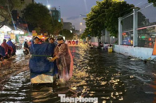 Triều cường dâng cao, khu vực Chợ Lớn ở TPHCM hóa sông