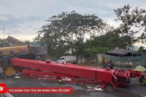 TP.HCM: Cần cẩu rơi khỏi xe đầu kéo, 1 người nhập viện
