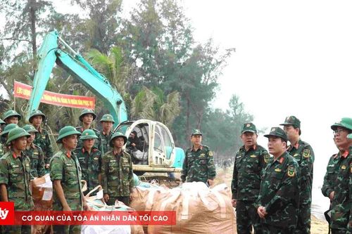 Quân khu 5 động viên lực lượng giúp dân khắc phục sạt lở bờ biển