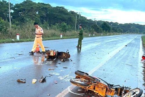Hai xe máy tông nhau vỡ nát, 4 thanh thiếu niên thương vong