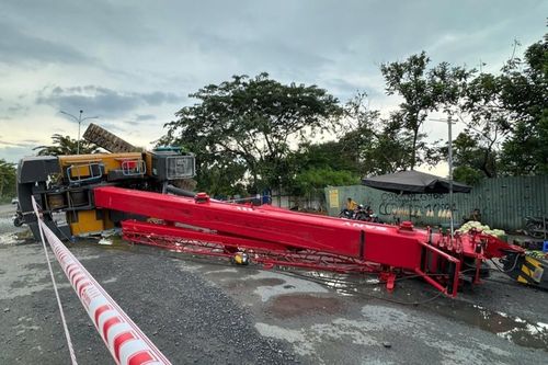 Xe cẩu 40 tấn tuột cáp, lật ngang giữa giao lộ TPHCM